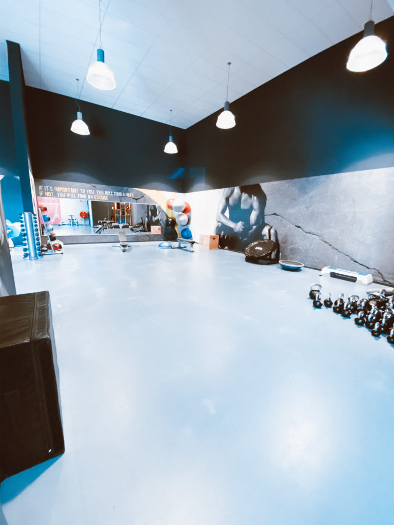 een lege box zaal bij lierdal