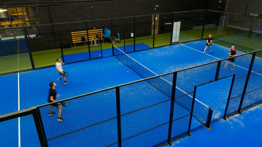 Padelbaan die in gebruik is